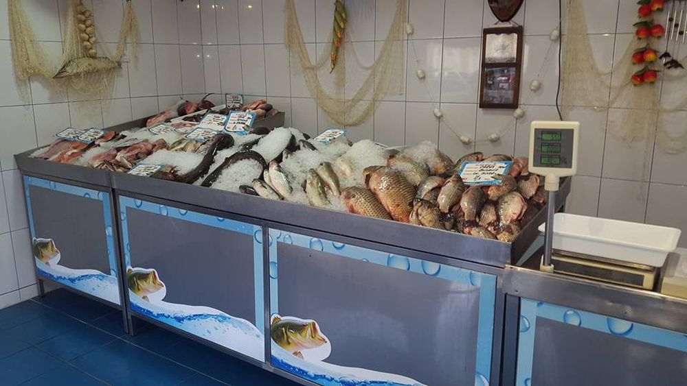 Cum fac față pescăriile pe timpul caniculei/Zilele care anunță, în calendarul ortodox, „Dezlegare la pește” sunt cele în care se cumpără cel mai mult pește/„Numai pește proaspăt, românesc. Nu vindem importuri deloc”