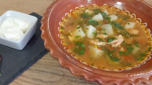 Rețetele Juanitei: Borș de curcan cu legume și verdețuri, numai bun pentru o zi de toamnă. Puneți toate legumele care vă plac și mult leuștean