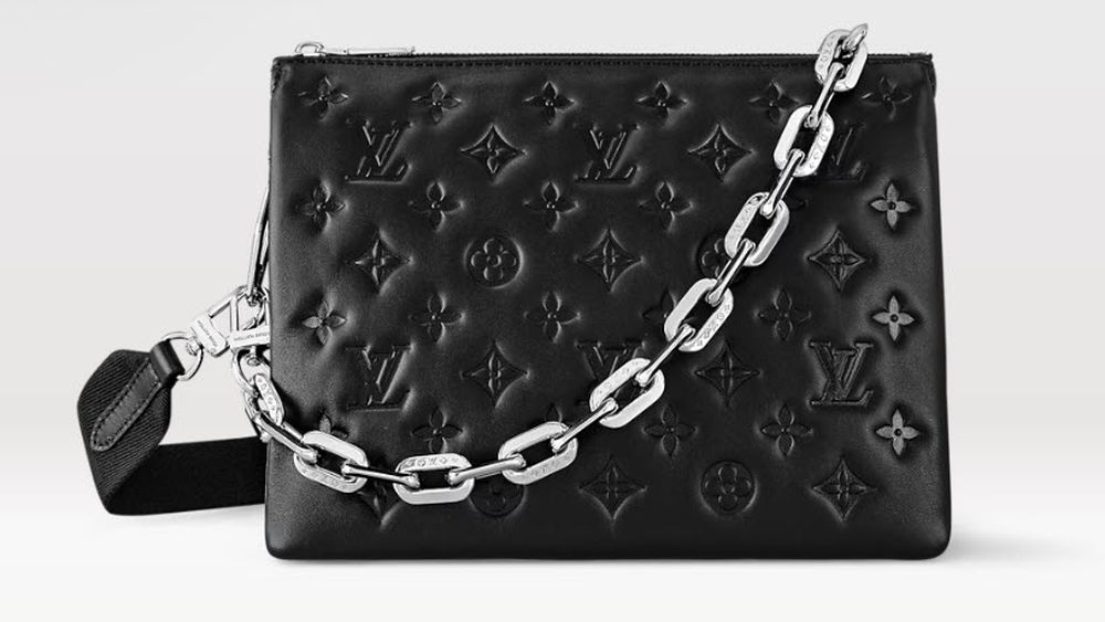 VIDEO | Louis Vuitton, Gucci și Chanel reciclează pielea de pește, în genți și portofele/ Pielea de hering, păstrăv și somon, preferate în locul celei de reptile/ Pielea de somon este extrem de robustă și nu poate fi ruptă manual