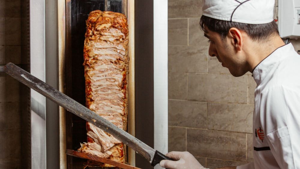 De la focul străbunilor la street food / Istoria cărnii gătite la rotisor și cum s-a răspândit în toată lumea