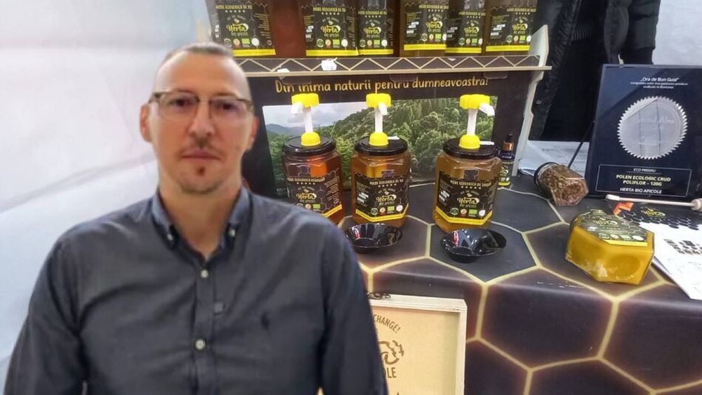 Cum îți dai seama dacă mierea nu este naturală? Ioan Cosmin Herța (apicultor): „Este foarte greu să o recunoști! Trebuie să miroasă a salivă, nu a flori. Coloranții și aromele aduc un miros frumos, parfumat”