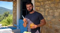 VIDEO | Are 32 de ani și a renunțat la oraș pentru a-și construi o casă într-un sat spaniol cu 18 locuitori / Plătește pentru apă doar 5 euro pe an