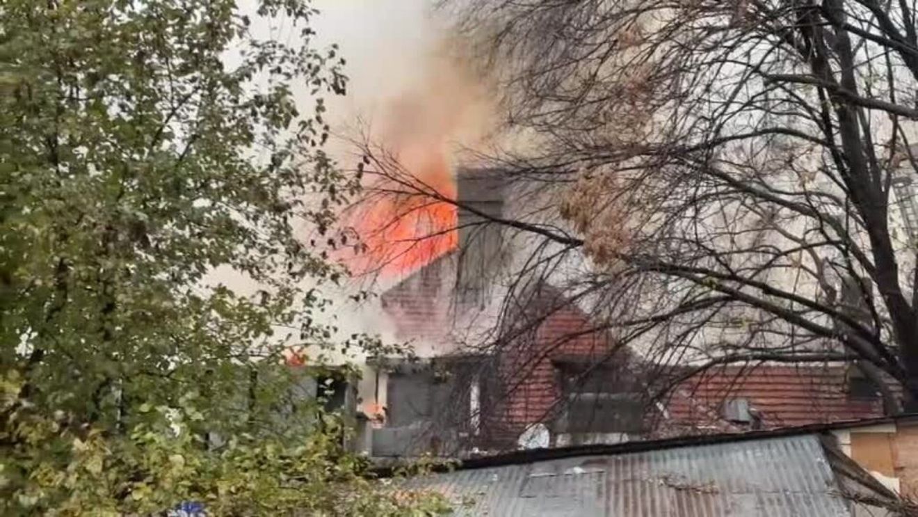 Incendiu puternic în centrul Capitalei/Flăcările au cuprins interiorul fostului restaurant Mărul de Aur şi la acoperişul clădirii