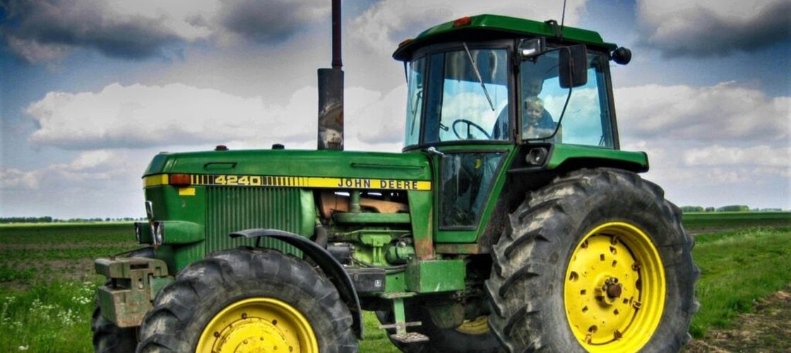 Seceta lovește și logistica agricolă: John Deere oprește transportul tractoarelor pe Rin