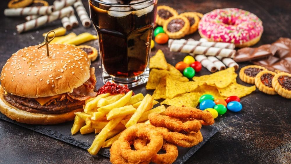 Alimentele care produc tulburări de somn la adolescenți / Mâncarea de tip fast-food este blamată și pentru acest efect secundar, pe lângă că este considerată adesea o mâncare „nesănătoasă”