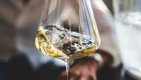 Vinul alb sau roșu? Ce variantă poate accentua refluxul gastroesofagian / Explicațiile unui gastroenterolog