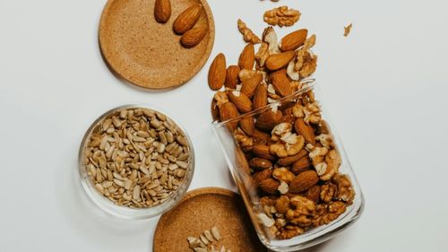 Cum poți reduce colesterolul în doar o lună, fără medicamente / Sfatul cardiologului. „Termenul «superaliment» este adesea exagerat, dar uleiul de măsline extravirgin chiar este o vedetă”