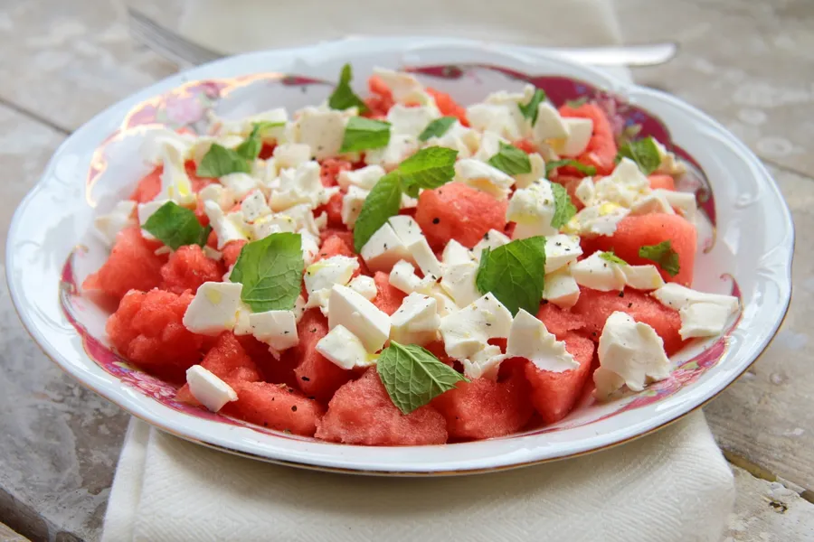 Salata de pepene roșu cu brânză feta: rețeta răcoritoare a verii, gata în 5 minute