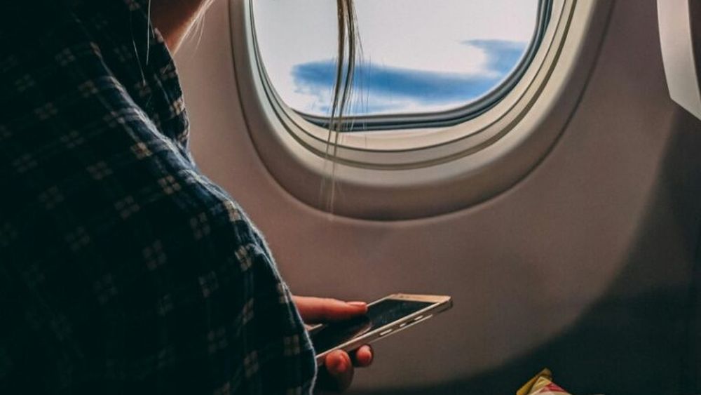 Un nutriționist a stabilit 5 alimente și băuturi pe care trebuie să le eviți înainte de a te îmbarca în avion, dacă vrei să nu ai probleme digestive pe durata zborului