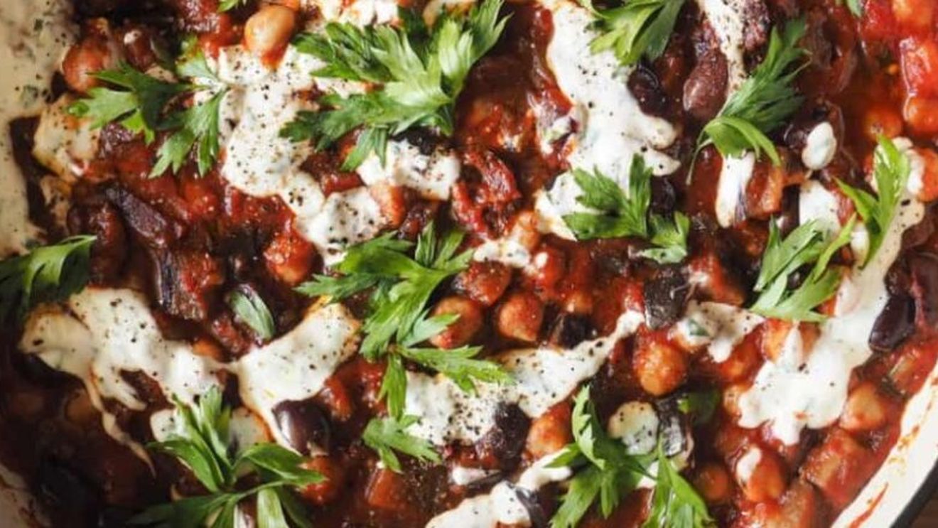 Rețetele Juanitei | Năut cu vinete și iaurt - o tocană mediteraneeană cu arome grecești