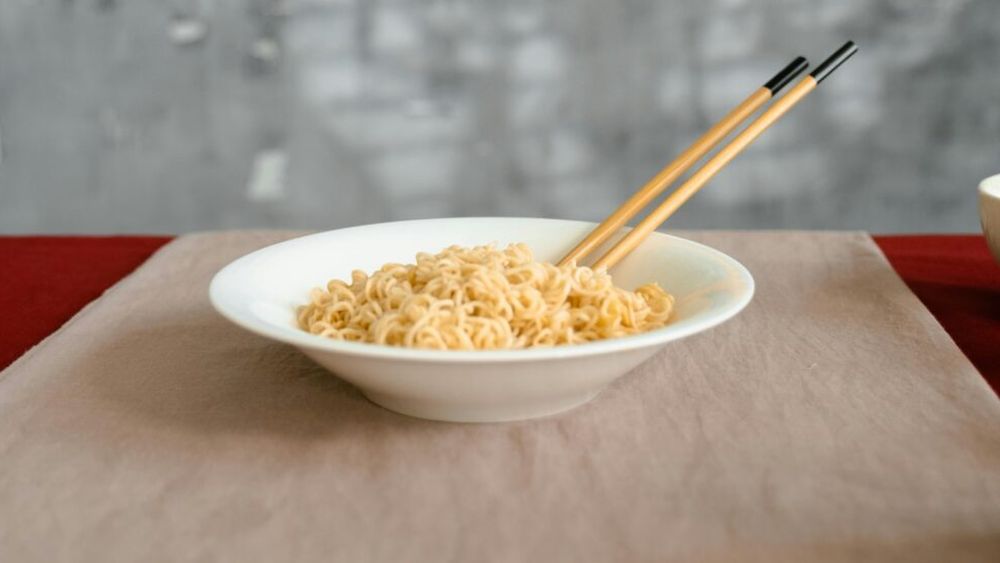 Știai că poți face ca și alimentele instant să devină sănătoase? / O nutriționistă asiatico-americană își spune povestea adaptării ei la dieta occidentală și explică, pas cu pas, cum putem face din alimentele instant unele pline de nutrienți