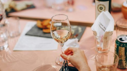 Un vin românesc și unul uruguayan sunt revelațiile internaționale ale etapei de vinuri roșii și albe a Concours Mondial de Bruxelles / Issa Chardonnay Barrique 2022, produs în Transilvania, vinul alb cu cel mai mare punctaj din competiție