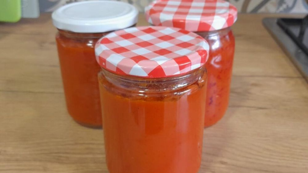 Rețetele Juanitei. Ayvar, zacusca sârbească de ardei copt. Merge minunat cu carne sau poate fi folosită ca sos