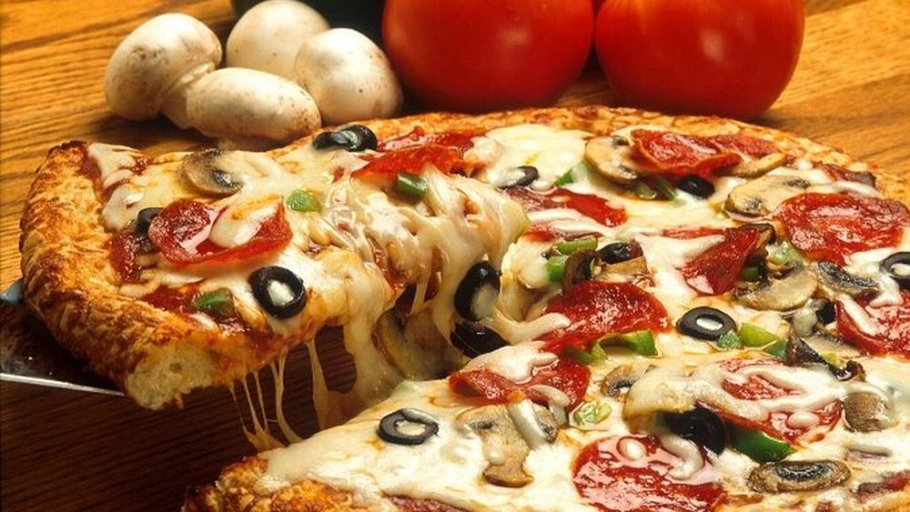 Un fost vânzător de cartofi la marginea drumului prepară acum pizza ”Fermier”, la Slobozia Moară, județul Dâmbovița