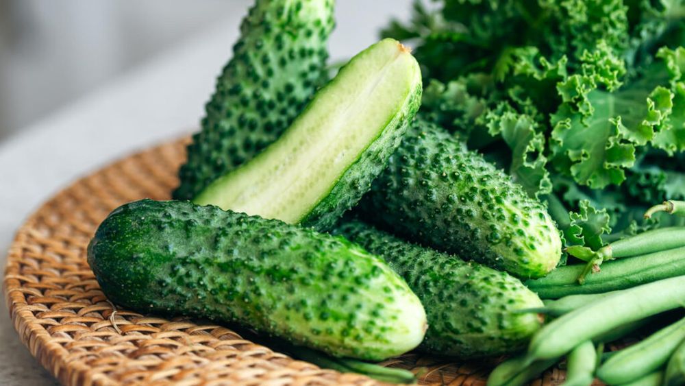 ABC în bucătărie | Trucul simplu care îți păstrează castraveții pentru salată proaspeți mai mult timp / Greșeala cea mai frecventă care deteriorează legumele