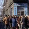 Cum lăsau muncitorii uneltele jos și fugeau la magazin când aflau că „s-a băgat marfă” la aprozar / Carnea și legumele erau printre cele mai căutate alimente, conform documentelor Securității