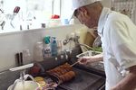 La 84 și 92 de ani, acești brutari nu au de gând să se pensioneze și lucrează peste 12 ore pe zi: „Dacă nu aș face nimic, pur și simplu m-aș ofili”