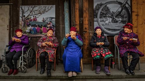 Niște bunicuțe chinezoiace care se bucură de mâncare sunt protagonistele fotografiei care a obținut marele premiu la World Food Photography Awards. „Indiferent cum se schimbă lumea, mâncarea rămâne în centrul vieților noastre”