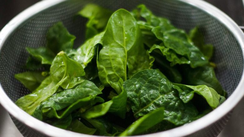 Nu este suficient să treci salata sub jet de apă / Cum se spală corect verdețurile pentru a reduce riscul de bacterii și paraziți