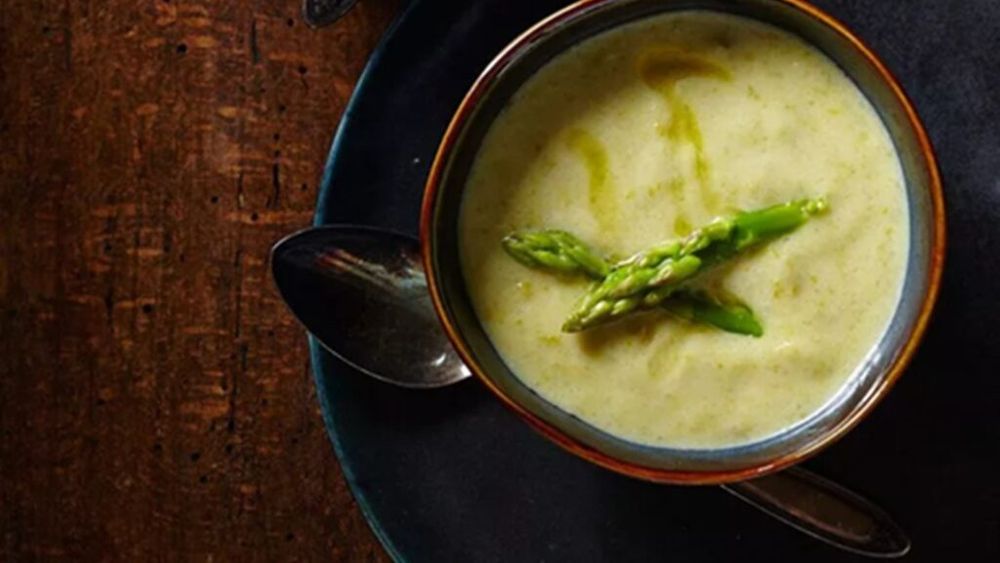 Supă de sparanghel proaspăt, cu lămâie / Rețeta cu curry și lapte de cocos este pur și simplu delicioasă