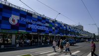 O parte din Piața Progresul ar putea fi demolată pentru construirea unei școli. Clădirea are doar 15 ani vechime