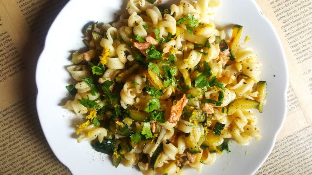 Pastele de vineri seara. Fusilli cu somon afumat și dovlecei. Arome de proaspăt și afumat la un loc. Rețetă supersimplă pentru o cină rapidă