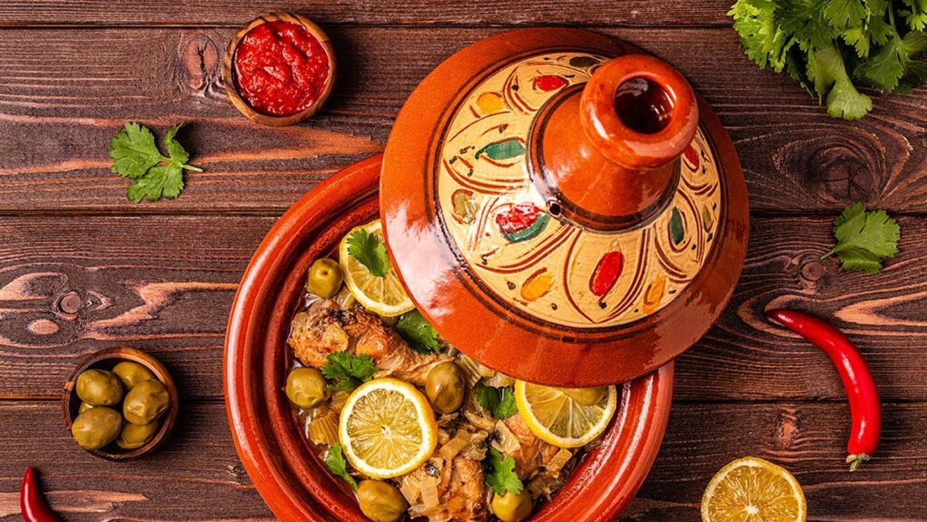 Avantajele vaselor tajine, utilizate de secole în bucătăria marocană, tunisiană și algeriană / Pot fi folosite atât pe plită, cât și în cuptor / Necesită puține grăsimi pentru gătit, fiind ideale pentru preparate sănătoase
