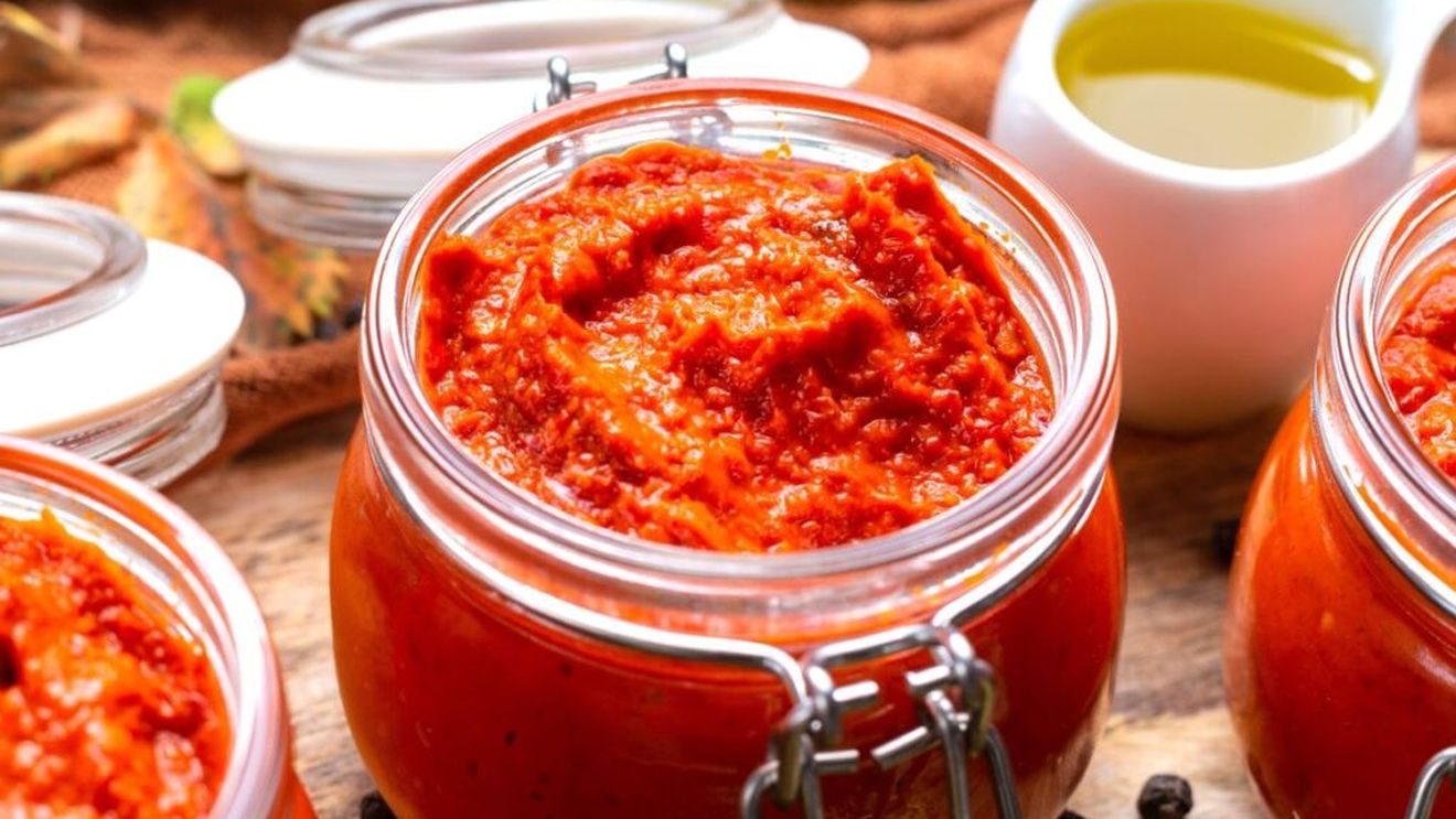 Ajvar, un fel de zacuscă balcanică din ardei și vinete. Se poate prepara folosind și o friteuză cu aer cald