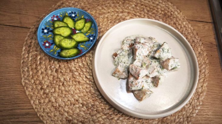 VIDEO FOTO Salată cu cartofi noi crocantă și cu sos răcoritor de iaurt/ Gustul tradițional al cartofilor bunicii combinat cu un fel de tzatziki mediteraneean/ Ce alte salate cu cartofi poți face în acest sezon