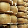 Credit cu parmezanul: O bancă din Italia acceptă roți de Parmigiano Reggiano drept garanție