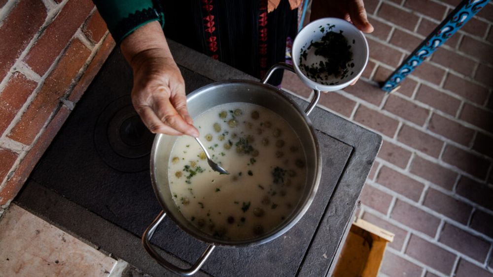 Cum se prepară ciorba de agrișe cu ciolan afumat, o mâncare tradițională din Țara Călatei / Această zonă, situată între Cluj-Napoca și Huedin mai este renumită și pentru brânza de Călata și cartoful de Râșca