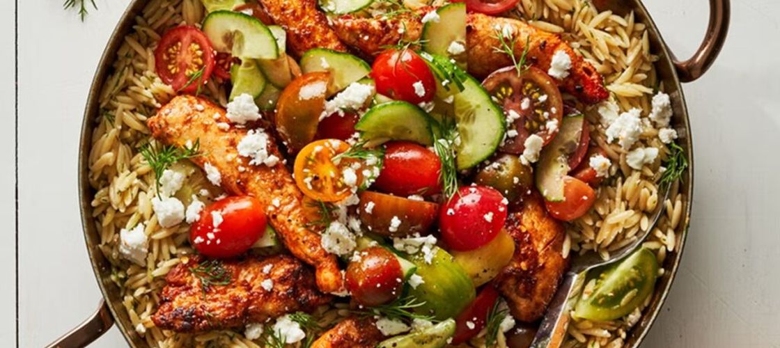 Cină anti-inflamatorie, bogată în proteine, foarte utilă dacă vrei să slăbești: Orzo cu pui, legume și ierburi aromatice