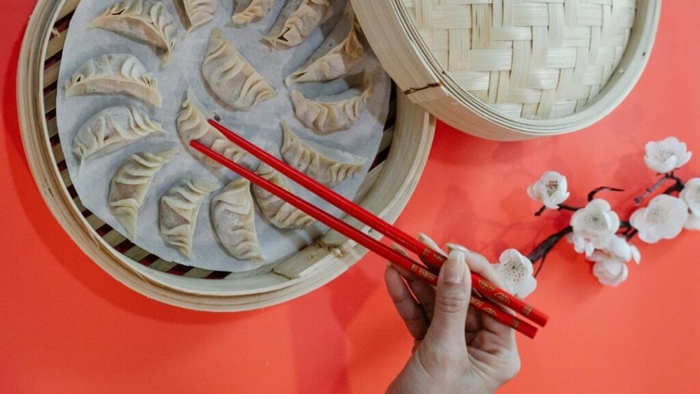 Colțunașii sunt obligatorii, iar celelalte preparate sunt alese după pronunția lor, pentru că anumite sunete sunt asociate cu succesul, prosperitatea și fericirea/ Iată ce mănâncă de Anul Nou chinezii pentru a atrage norocul