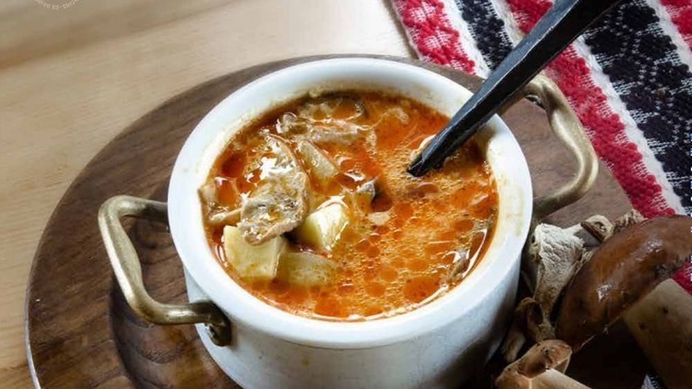 Supă slovăcească de ciuperci sau „hribovica”. Slovacii o consumau înainte de Crăciun, în perioada de post, când carnea era interzisă. Ingredientul principal erau ciupercile uscate, conservate în gospodăriile țărănești din satele unde aceștia locuiau