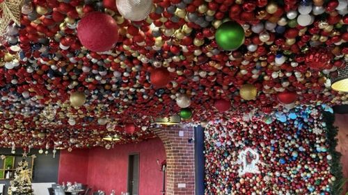 VIDEO | Un restaurant de lângă Timișoara și-a decorat tavanul cu aproape 25.000 de globuri de Crăciun