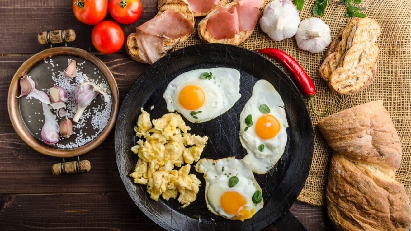 De ce ar trebui să avem un mic dejun bogat în proteine / Două beneficii neașteptate: un somn mai odihnitor și mai puține dureri de cap
