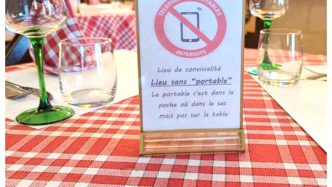 Un mic restaurant din Alsacia și-a sporit clientela după ce a interzis telefoanele la masă. „Oamenii discută între ei și se nasc noi prietenii”