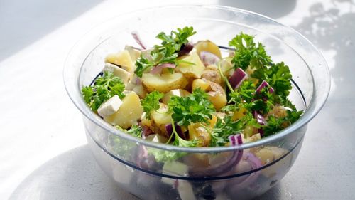 Cină ușoară: Salată de cartofi cu „maioneză” din avocado – o alternativă sănătoasă și delicioasă