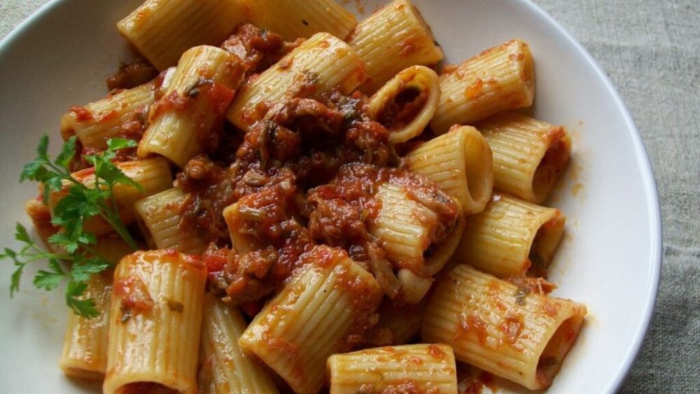 Pastele de vineri seara. Paste cu sos de roșii cu ton. Una dintre cele  mai rapide rețete dar cu efect garantat. Aromate, gustoase, sănătoase, rapide, economice