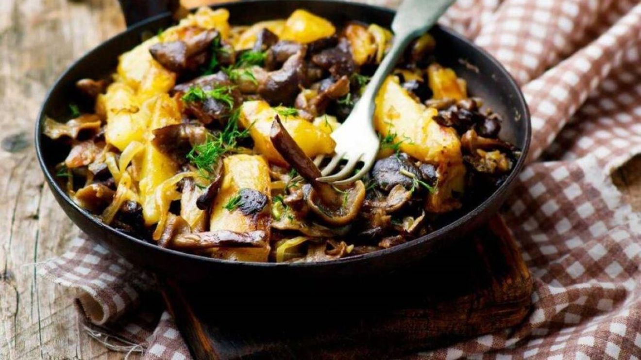 Cartofi rumeniți în tigaie, cu ciuperci și ceapă, eventual și câteva cuburi de bacon. O idee rapidă de cină de mijlocul săptămânii.