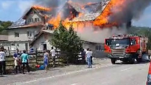 Restaurant și pensiune în flăcari în Argeș. Pompierii intervin