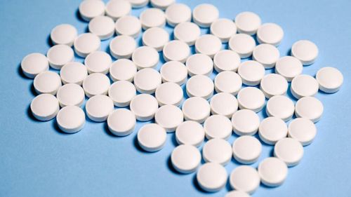 Studiu: Consumul zilnic de aspirină ar putea contribui la scăderea riscului de cancer colorectal / Boala poate fi cauzată inclusiv de o dietă nesănătoasă