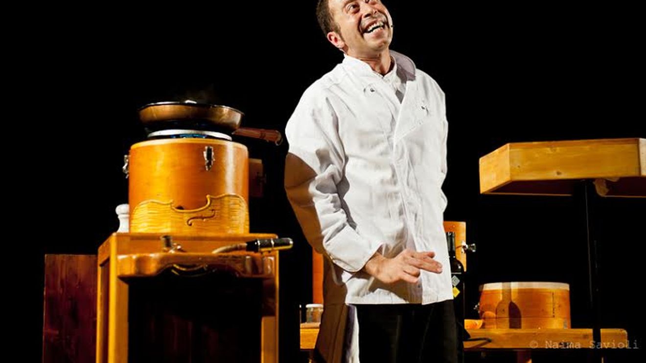 Cu bucătăria la teatru. Un spectacol inedit, în care un bucărat-actor de la Milano încearcă să pună în valoare importanța gătitului, îmbinând dramaturgia cu miturile omenirii și vechi rețete
