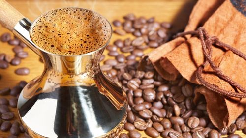 Sare în cafea, în loc de zahăr sau împreună cu zahărul. Îi reduce amăreala și pune în evidență componenta dulce dar și buchetul aromatic