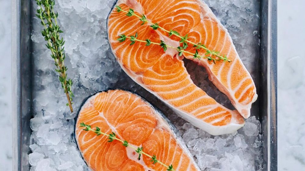 Top cinci beneficii pentru sănătate ale somonului afumat/ Acest aliment savuros te ajută să îmbătrânești sănătos, susține funcția cerebrală, ține în frâu colesterolul și are efect antiinflamator, explică o nutriționistă