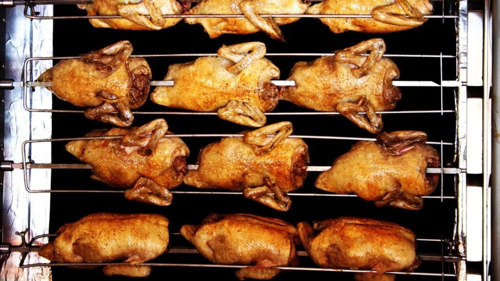 Consumul mare de carne de pui ar putea crește riscul de cancer digestiv și deces prematur / Un studiu arată că peste 300 de grame pe săptămână pot afecta sănătatea pe termen lung