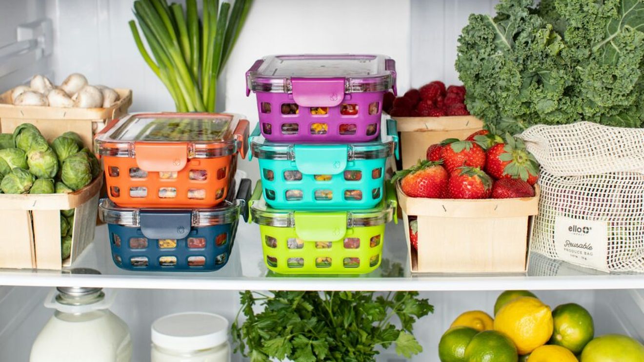 Șase din zece oameni recunosc că mănâncă alimente după data-limită de consum pentru a economisi bani. Cât de periculos este, de fapt?