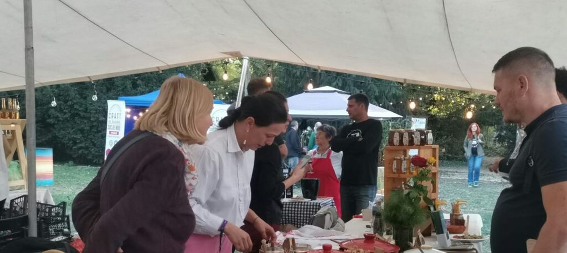 VIDEO FOTO | Festivalul La Pas aduce la Timișoara producători locali, mâncare din Banat și discuții despre viitorul hranei