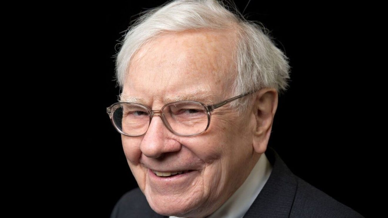 Warren Buffett își apără dragostea pentru Coca-Cola și lipsa de exercițiu fizic, glumind că e încă în viață și are 94 de ani