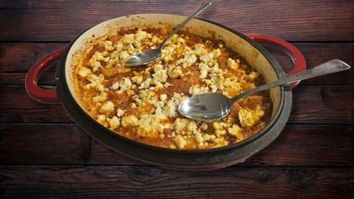 Saganaki cu creveți, alternativa ușoară și aromată după festinurile cu carne de porc / Creveții sunt o sursă bună de proteine și minerale, dar au puține calorii